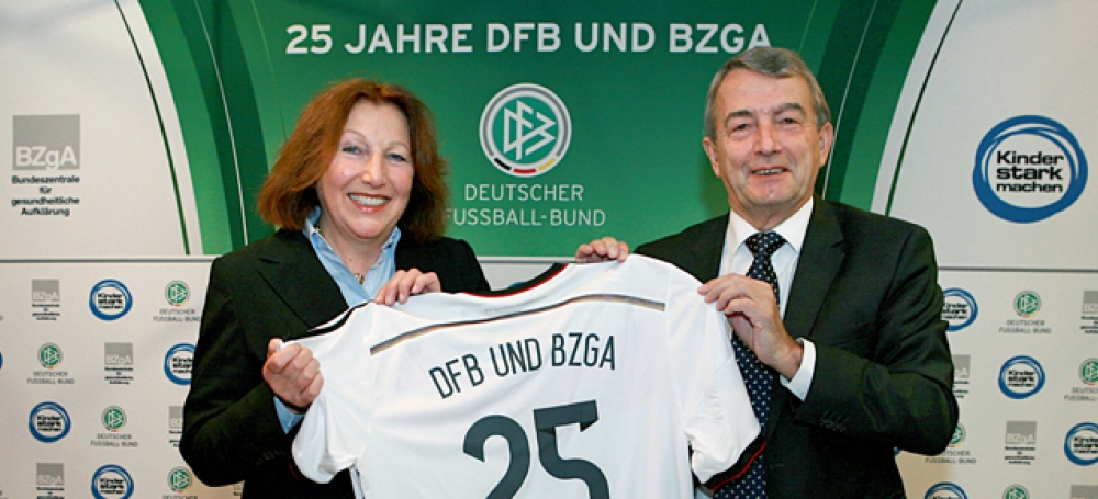 BZgA-Direktorin Prof. Dr. Elisabeth Pott und DFB-Präsident Wolfgang Niersbach  ©