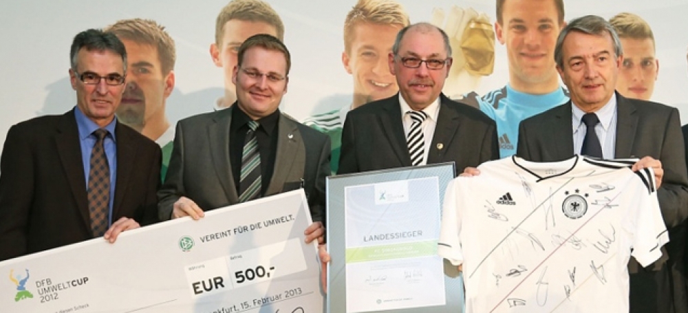 Timo Hug und Karl-Heinz Puscher (Mitte) nahmen den Preis für den FCS entgegen.