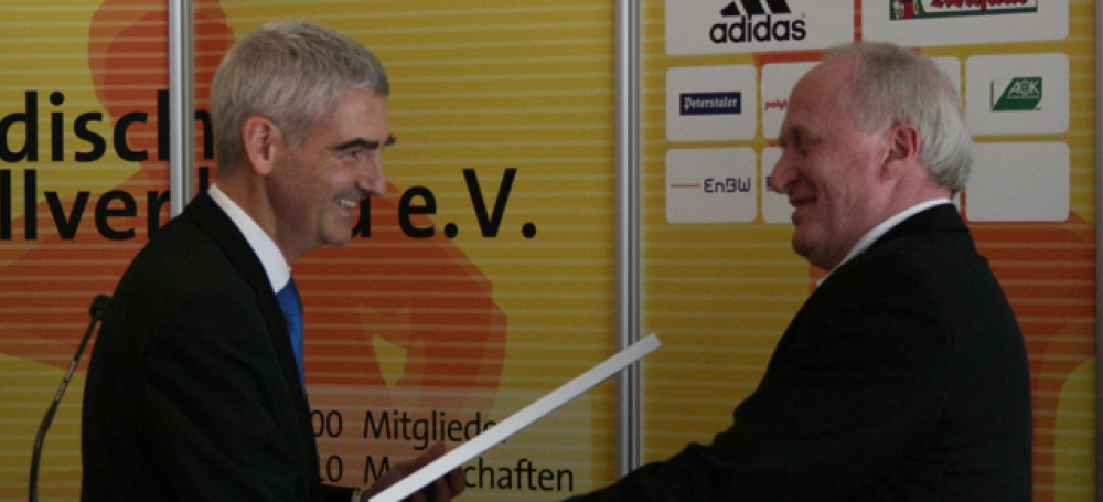 Stefan Hans ehrt Prof. Gerhard Geckle