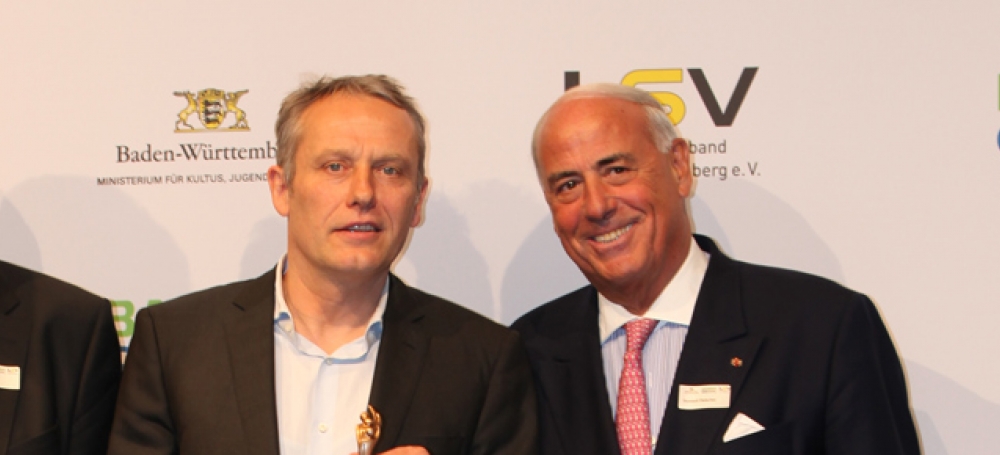 Preisträger Christian Streich mit BSB-Präsident Gundolf Fleischer (r.)