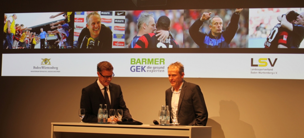 Christian Streich im Interview mit Moderator Michael Antwerpes (l.)
