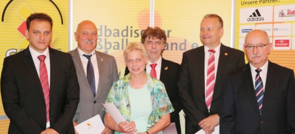 Die geehrten Mitarbeiter mit Kai Schmitt (l.) und SBFV-Präsident Thomas Schmidt (r.)