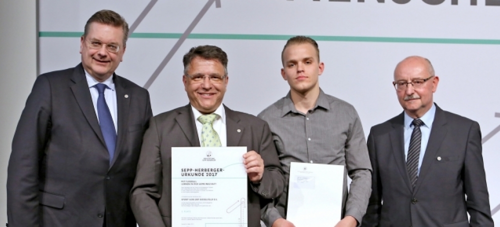 Vertreter des SVO Rieselfeld mit DFB-Präsident Reinhard Grindel (links) und SBFV-Präsident Thomas Schmidt (rechts)