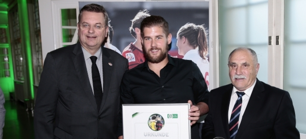  Philipp Jörger mit DFB-Präsident Reinhard Grindel und dem Bezirksvorsitzenden Manfred Müller