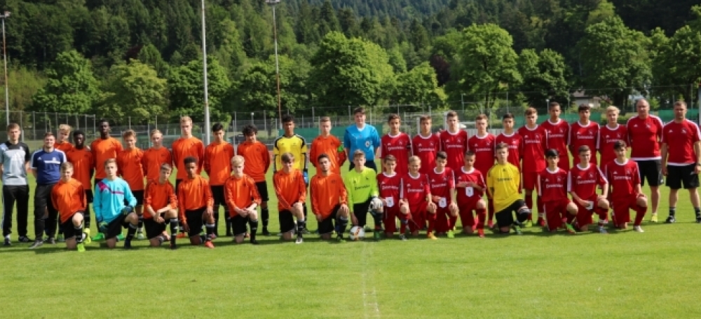 Gruppenfoto vor dem Anpfiff des Auswahlspiels zwischen beiden Auswahlteams.
