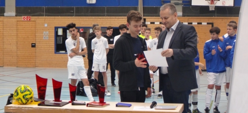 Jede Mannschaft erhielt eine Urkunde für die Platzierung bei den SBFV-Futsalmeisterschaften (Bildquelle: Martin Mayer).
